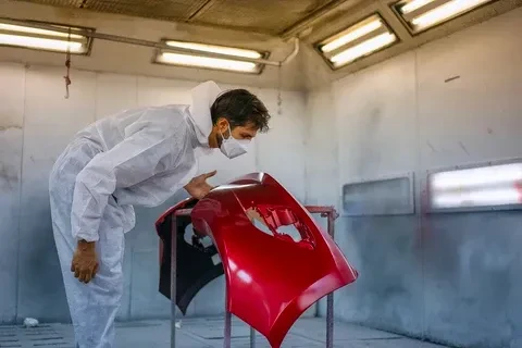 Deux professionnels en costume analysent des données financières dans un bureau lumineux
